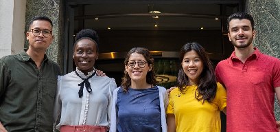 大楼外的一群学生